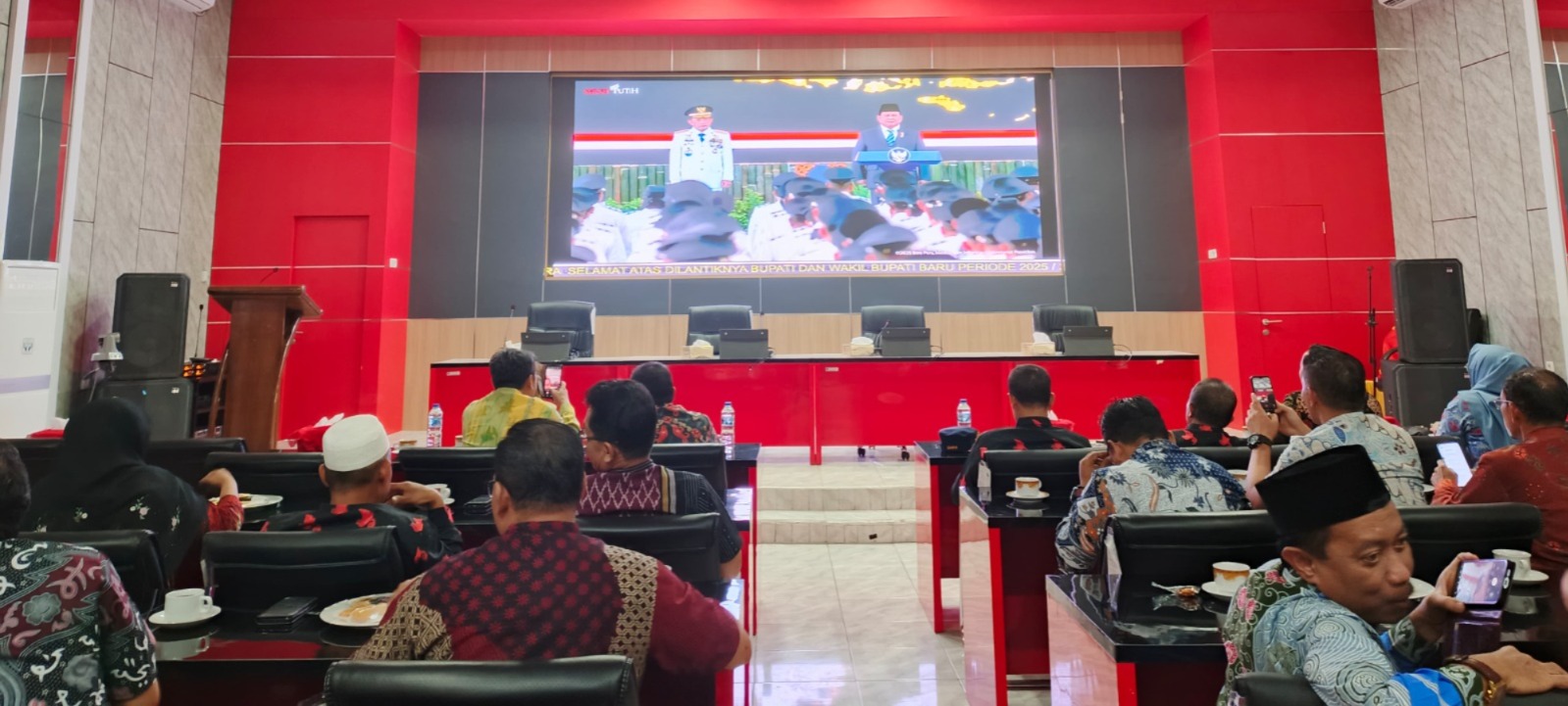 Bukan Nobar Sepak Bola, Ini Suasana Nobar Pelantikan Bupati dan Wakil Bupati Bengkulu Utara