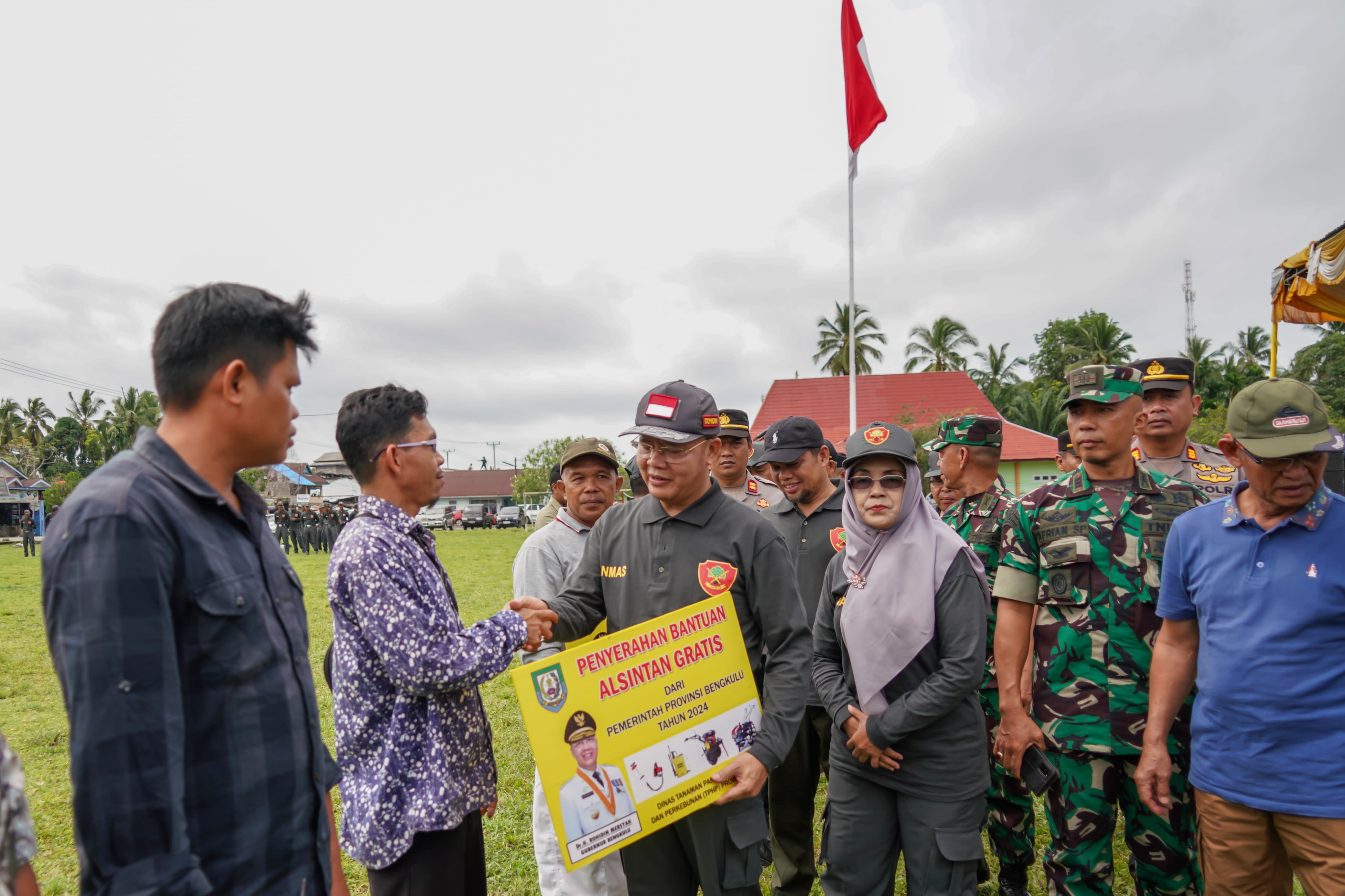 Dorong Produktivitas Petani, Gubernur Rohidin Kembali Berikan Bantuan Alsintan Bagi Kelompok Tani