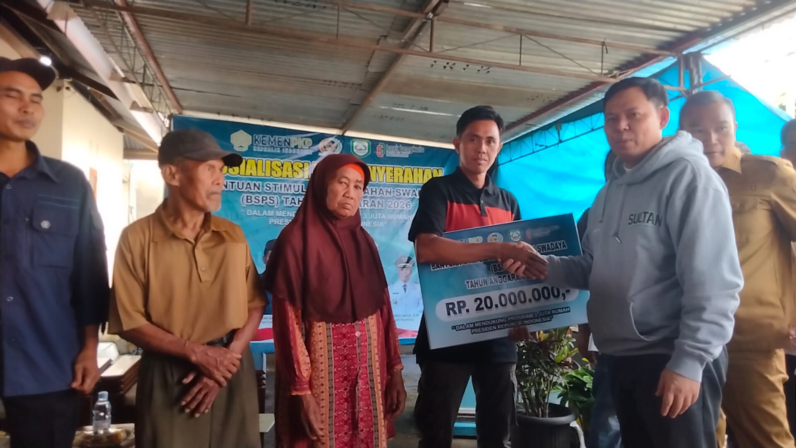 Ketua DPD RI Salurkan Bantuan 100 Unit Program Bedah Rumah di Kepahiang Provinsi Bengkulu