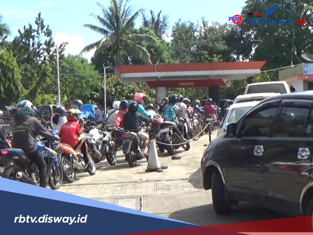 Antrean Panjang Pengisian BBM, Pengendara Jengkel Sebut Banyak Pedagang Bensin Eceran Ikut Antre
