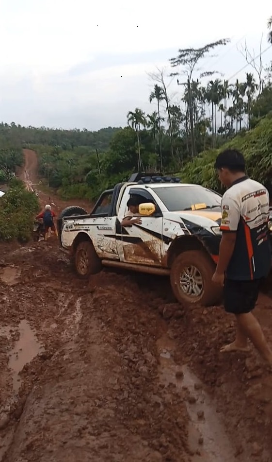 Curah Hujan Tinggi, Akses Jalan Menuju Desa Padang Capo Rusak Parah