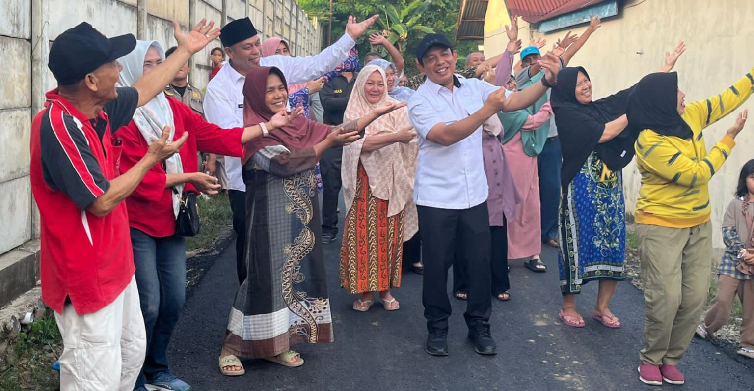 Ekspresi Bahagia Jalan Dibangun, Warga Ajak Walikota Bengkulu Joget