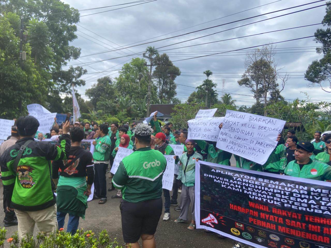 Sempat Ricuh, Ratusan Driver Grab Bengkulu Unjuk Rasa di DPRD Kota Bengkulu 