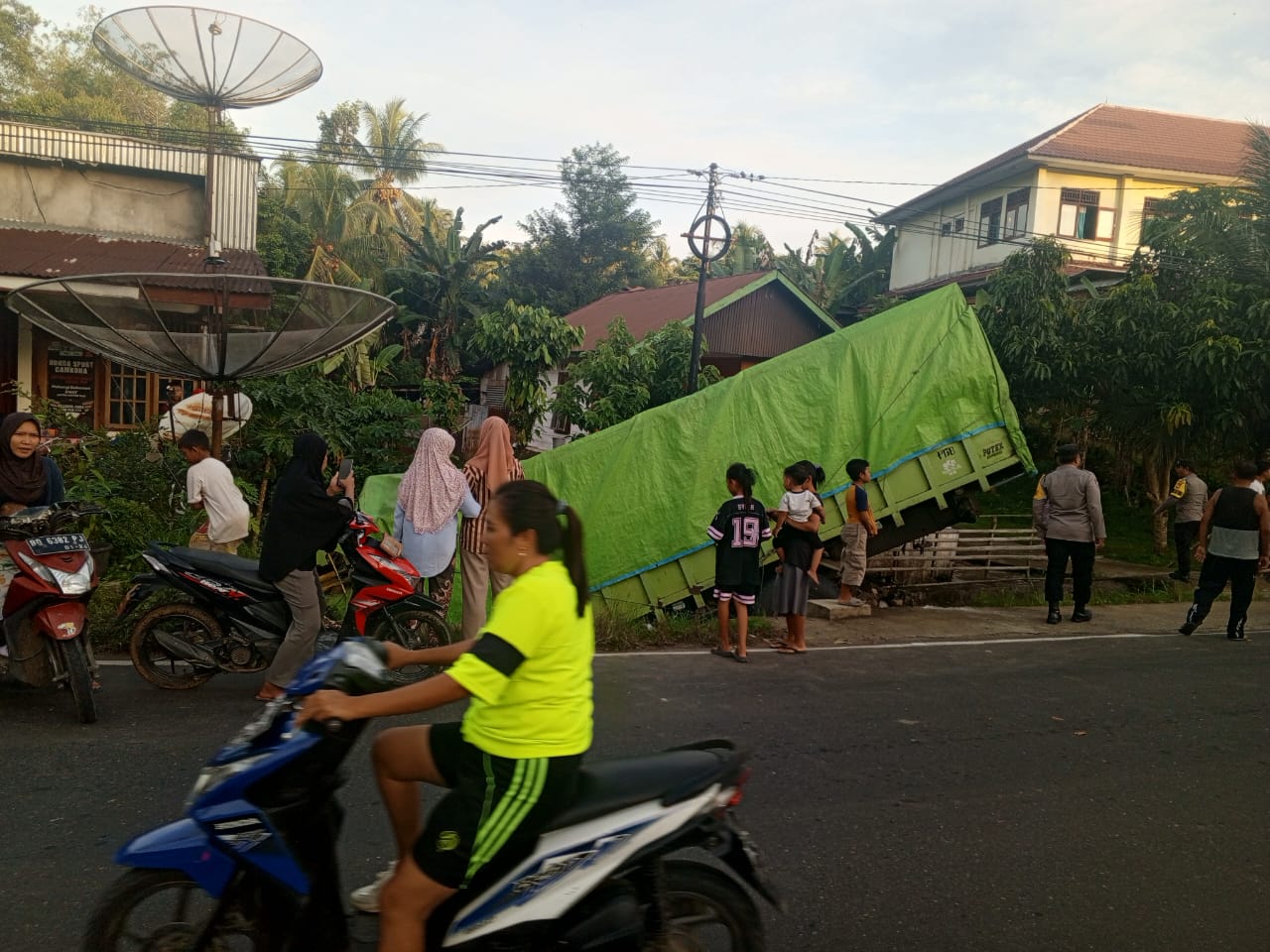 Truk Fuso Muatan Gula Pasir Terjun ke Siring Depan BRI Masmambang Seluma 
