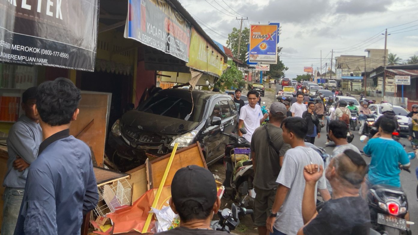 Laka Tunggal, Minibus Avanza Seruduk Warung Ayam Geprek di Sawah Lebar Bengkulu