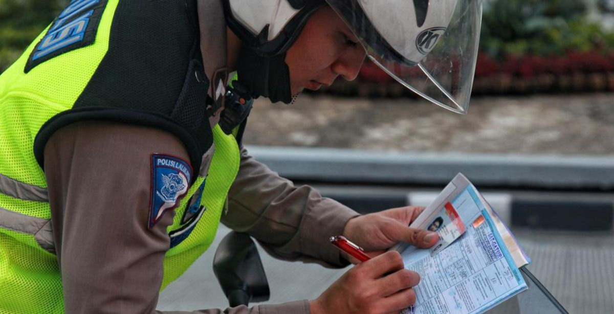 Kena Tilang Tidak Pakai Helm saat Razia? Segini Besaran Denda yang Harus Dibayar