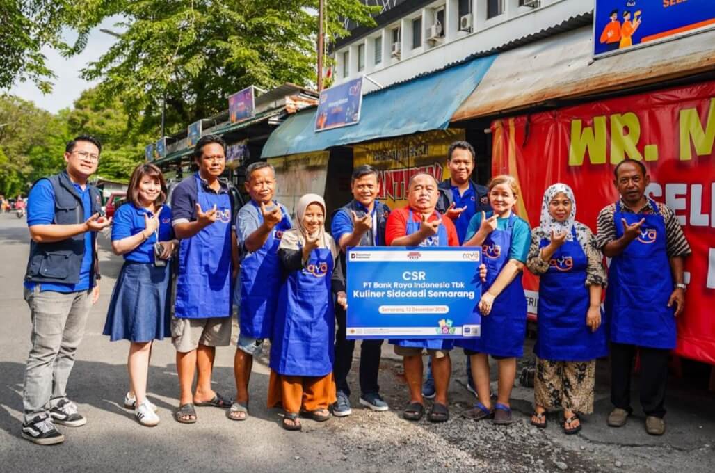 Perkuat Ekonomi Pelaku Usaha, Bank Raya Serahkan Dukungan Prasarana ke PKL di Cluster Unggulan Semarang