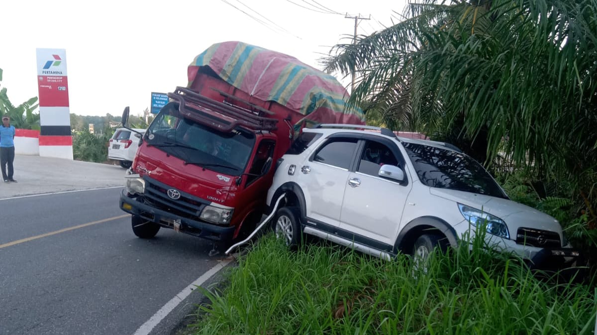 Kecelakaan di Kilometer 57 Dusun Baru, Truk Sawit Tabrak Daihatsu Terios