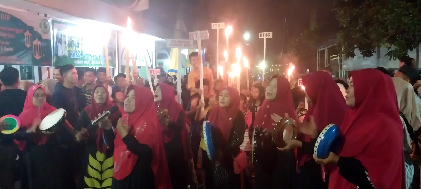 Antusias Sambut Idul Fitri, Warga Kelurahan Pondok Besi Pawai Obor Diiringi Tabuhan Rebana