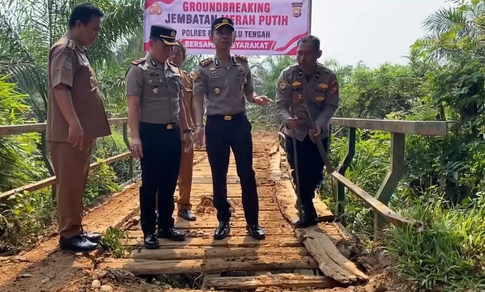 Polres Bengkulu Tengah Bangun Jembatan Merah Putih di Desa Pondok Kubang