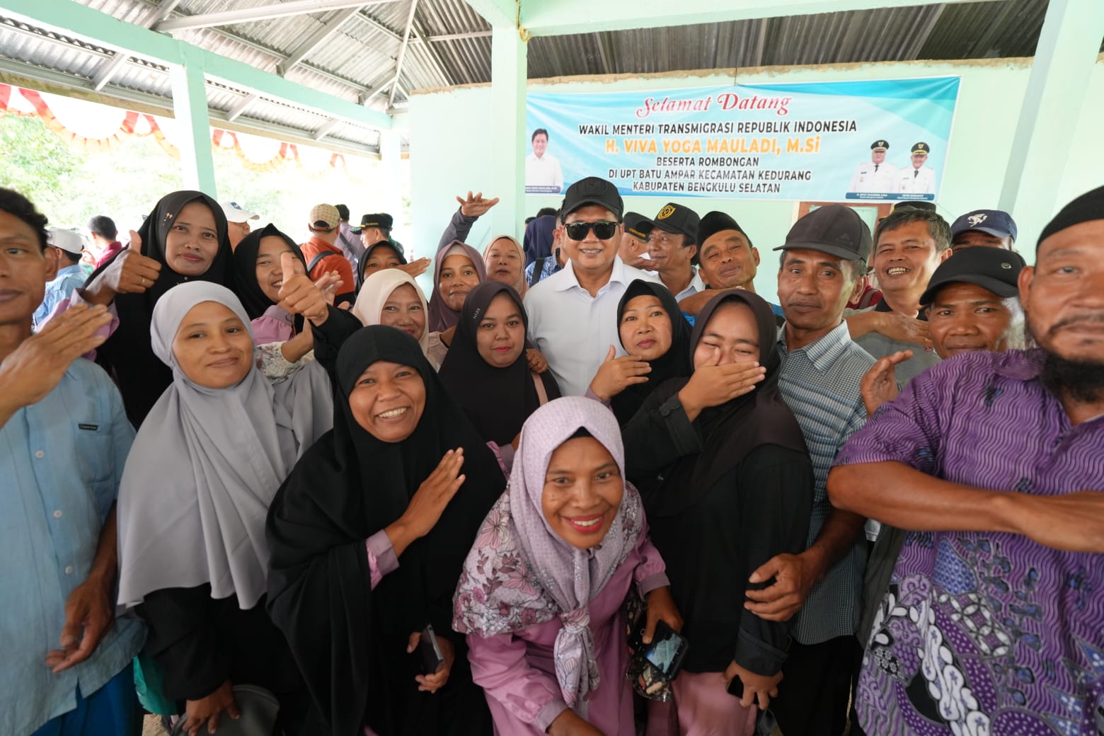 Tinjau Pemukiman Transmigrasi di Bengkulu, Wamen Transmigrasi Harus Melintasi Jalan Bebatuan dan Lumpur