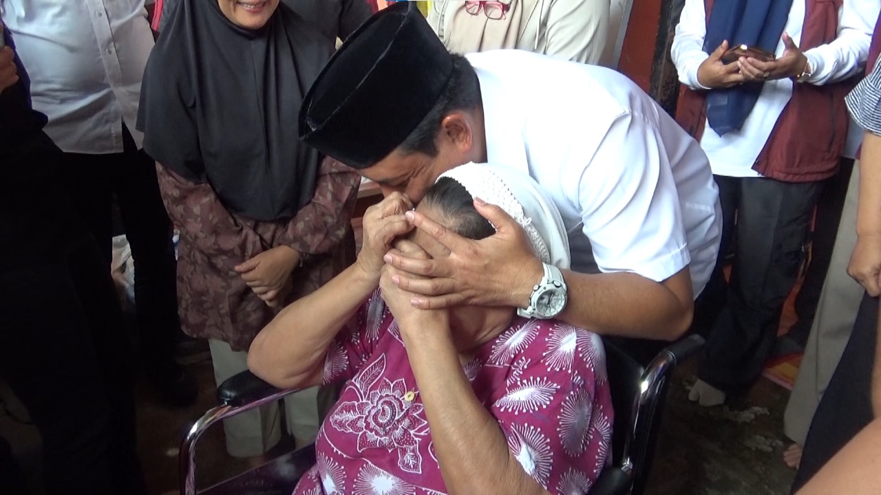 Tangis Haru Nenek Ekoni Pecah saat Walikota Bengkulu Antar Kursi Roda