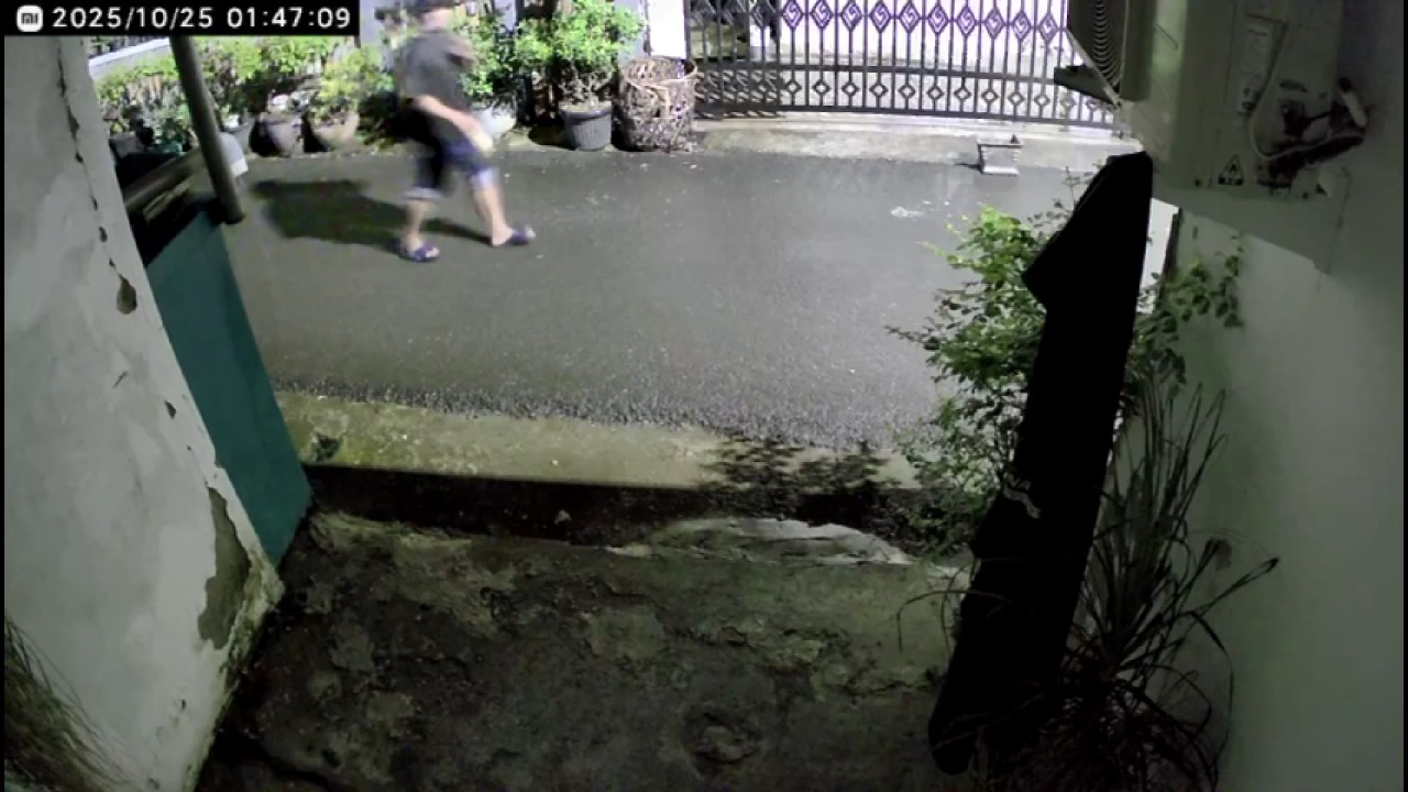 Pria Berbadan Gempal Terekam CCTV Mencuri Selusin Pakaian hingga Tabung LPG 3 Kg di Bengkulu