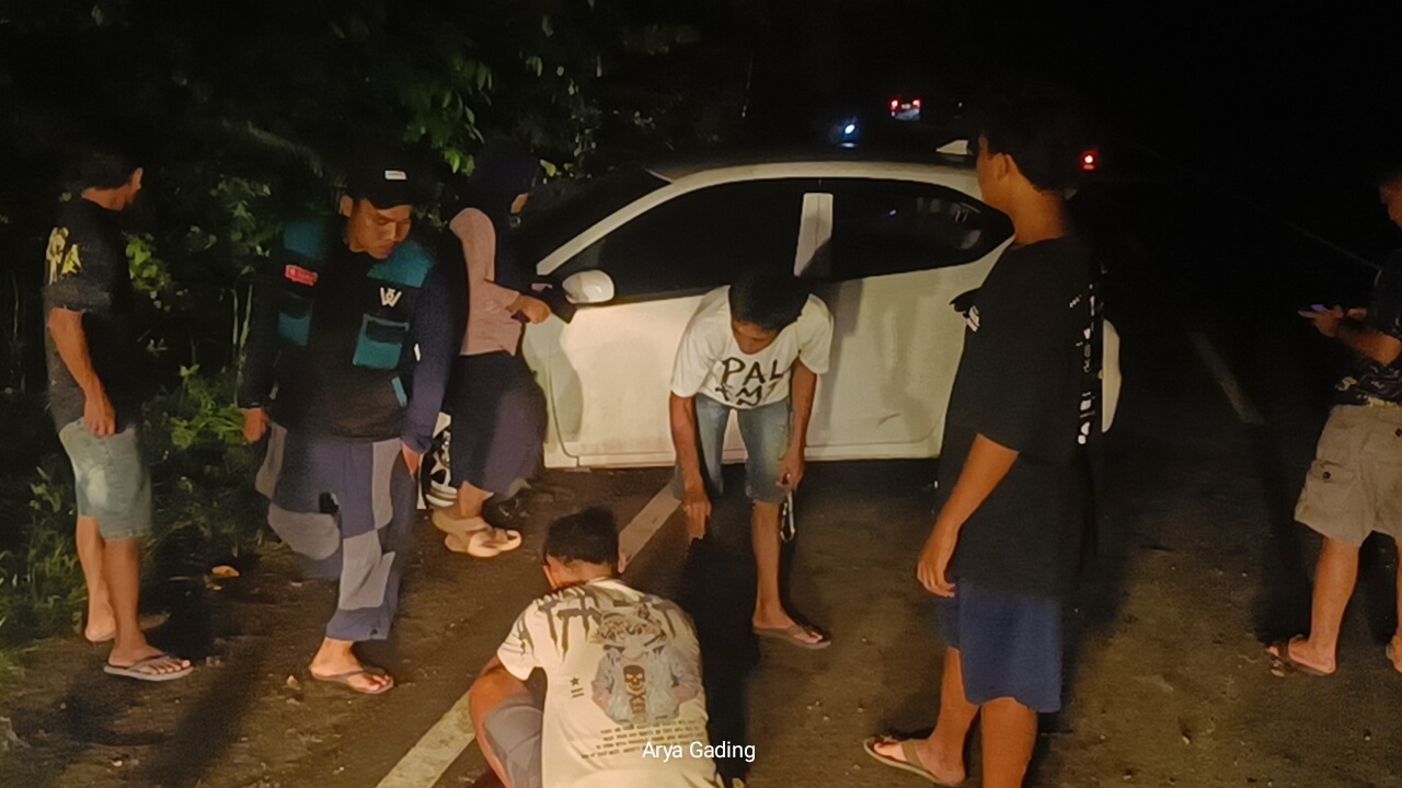 Pecah Ban Saat Nyalip Toyota Agya, Honda Brio Tabrak Dinding Bukit Air Latak Seluma