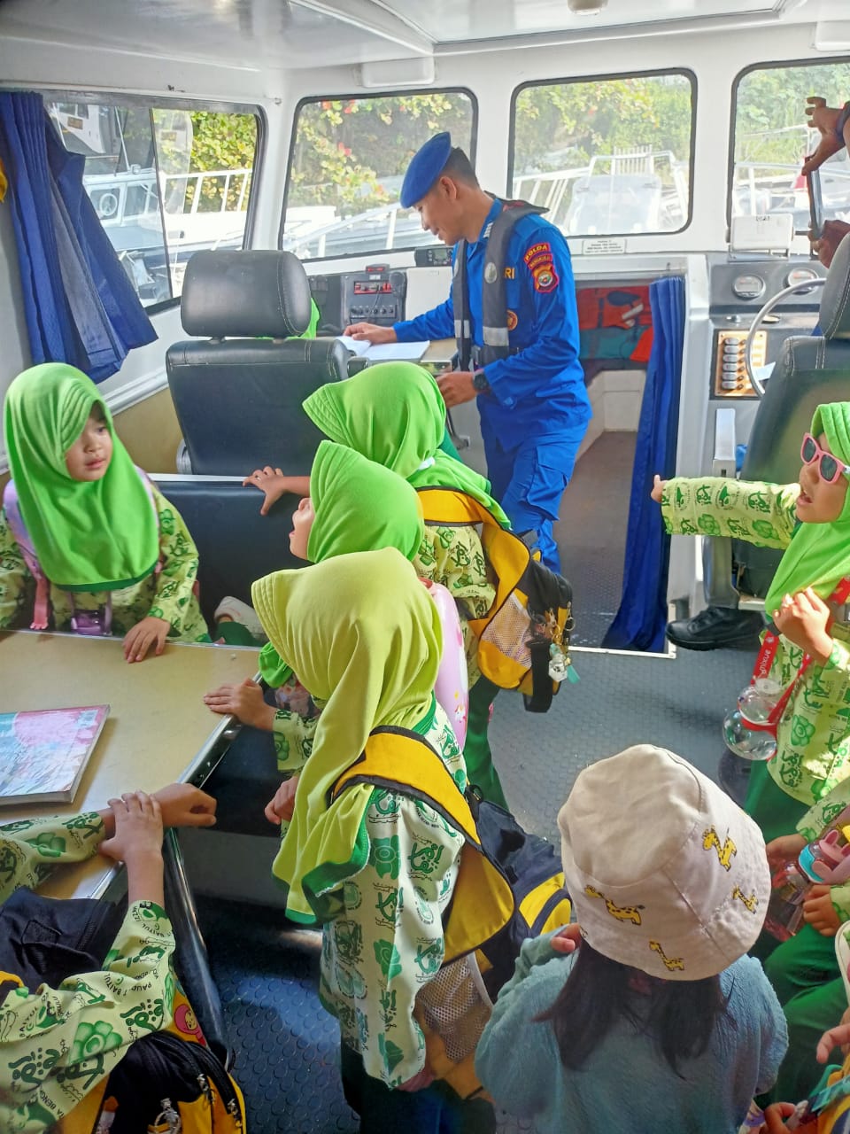 Perpustakaan Terapung, 25 Murid PAUD Baitul Izzah Bengkulu Kunjungi Dermaga Kapal Polairud 