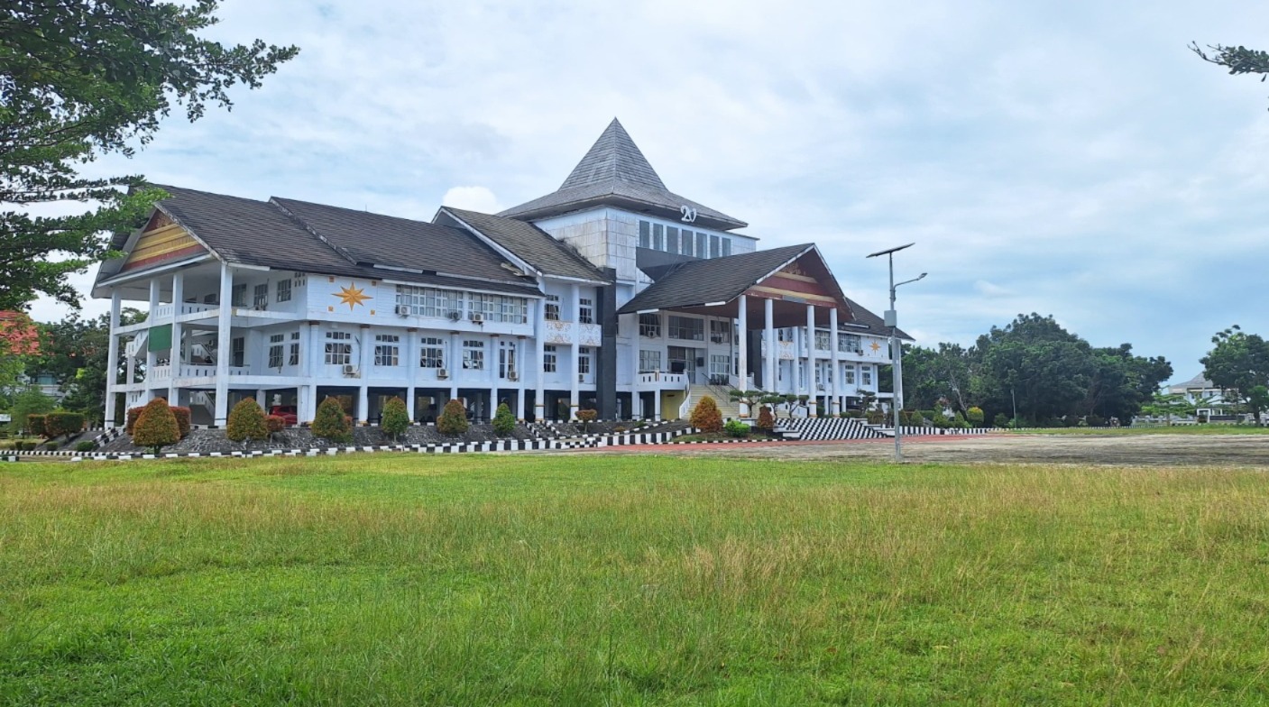 Rumput Liar Tumbuh Subur di Kantor Bupati Mukomuko