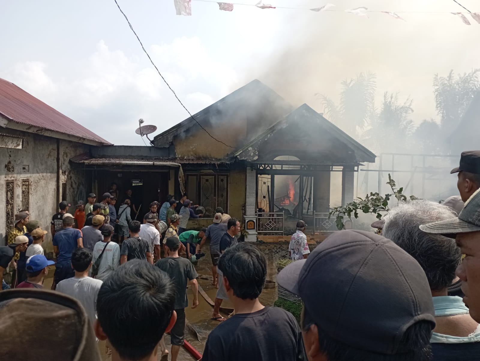 Rumah Mantan Kepala Desa dan Tetangganya Terbakar