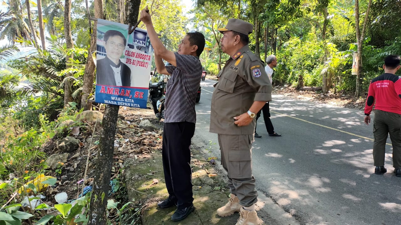 Satpol PP Lebong Ancam Copot Baliho Bacaleg di Tempat Terlarang untuk Reklame