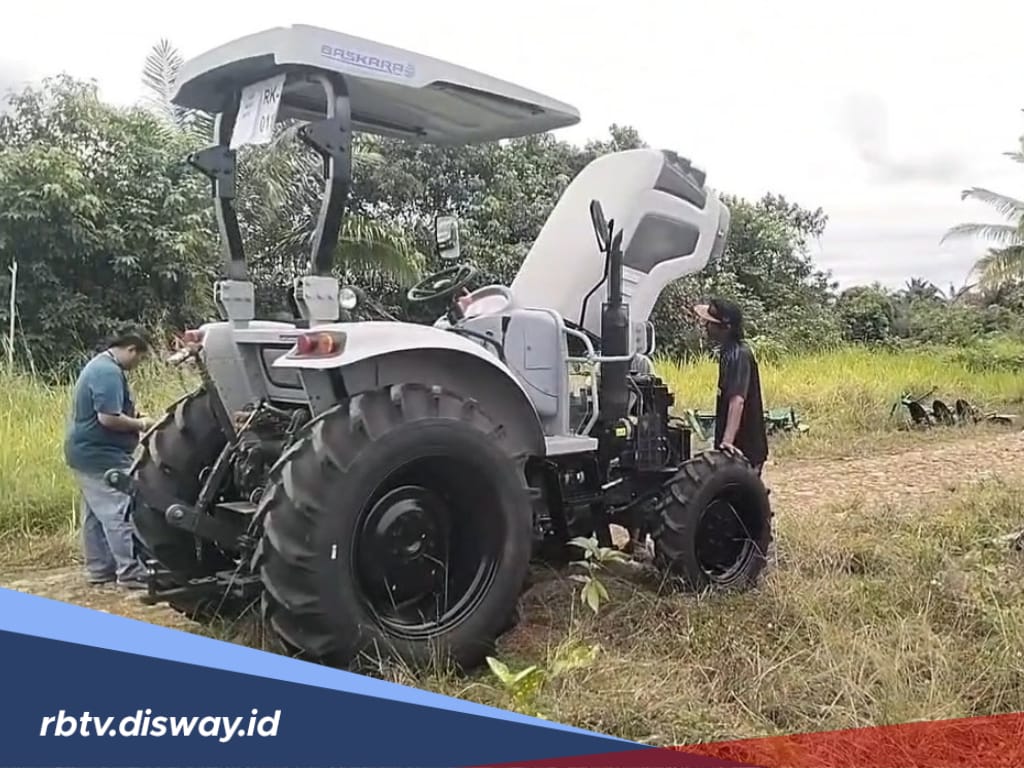 Bantuan Alsintan, 12 Unit Traktor Roda Empat Mendarat untuk Kelompok Tani Kabupaten Mukomuko