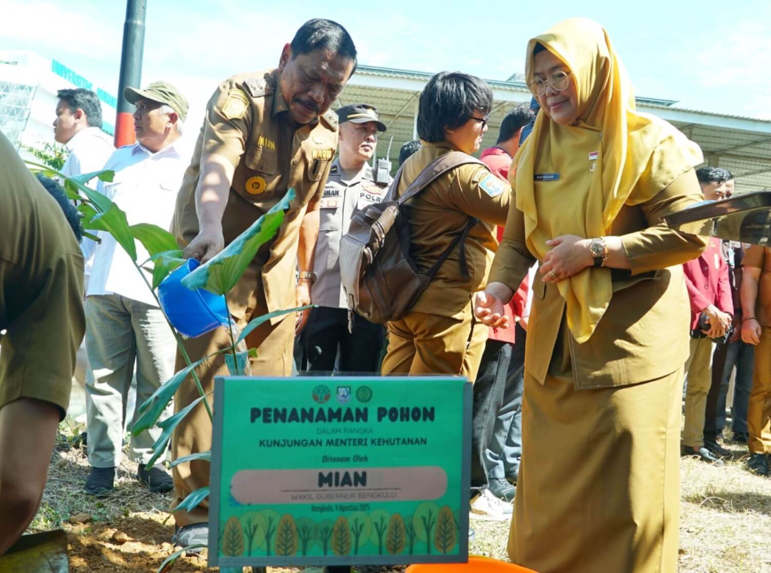  Wagub Mian dan Menteri Kehutanan Tanam Investasi untuk Anak Cucu di Bumi Merah Putih