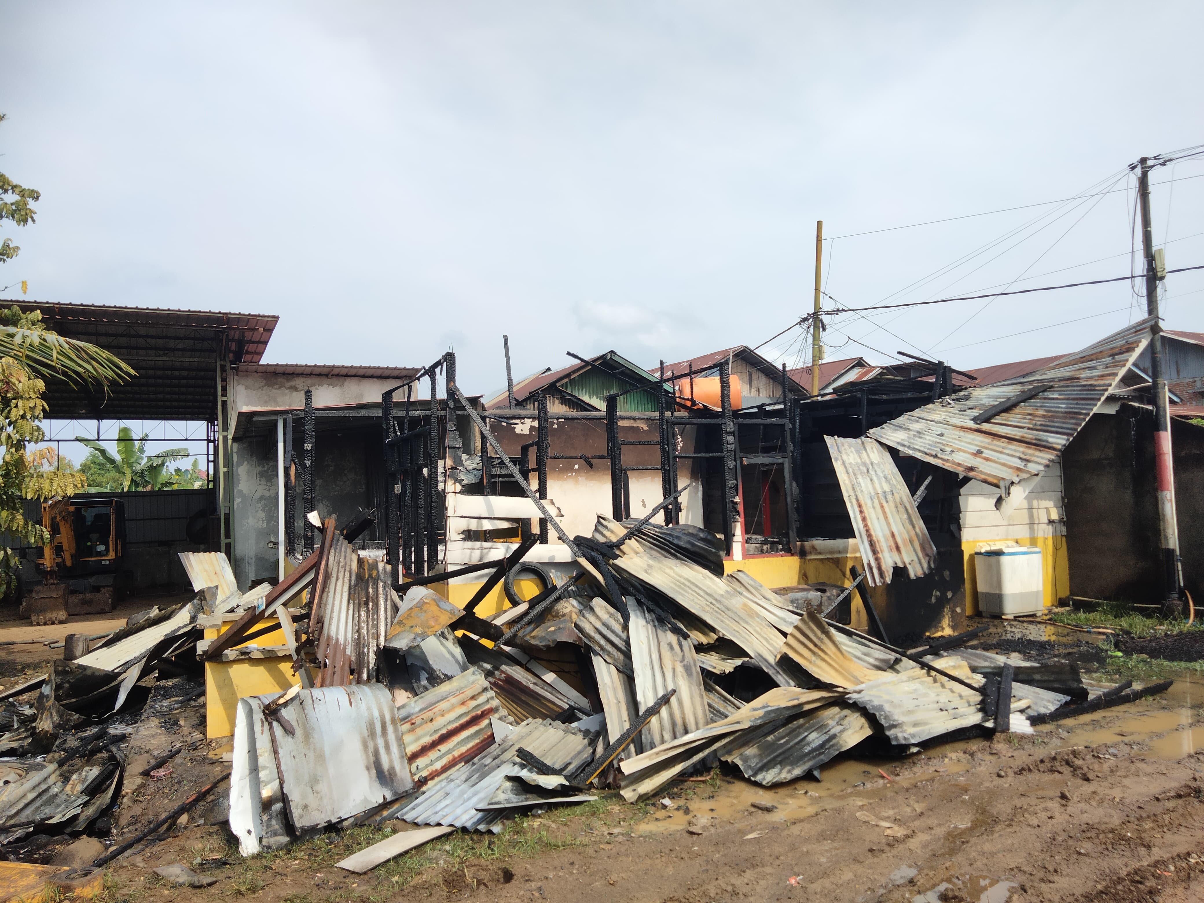 Mess Penjagaan Alat Berat di Padang Nangka Terbakar