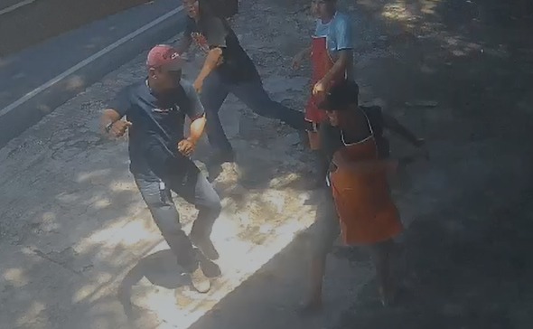 Debt Collector di Kota Bengkulu Ditebas Tukang Ayam Potong Saat Tarik Mobil