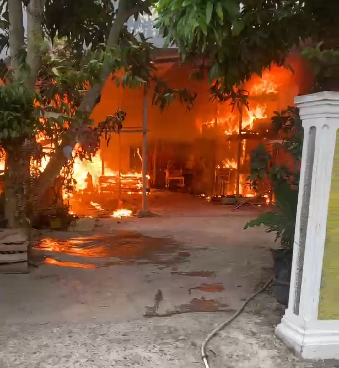 Jelang Magrib, Rumah Warga Sumber Jaya Terbakar 