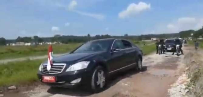 Pakai Mobil Sedan, Presiden Jokowi Rasakan Sensasi Melintas di Jalan Rusak Provinsi Lampung