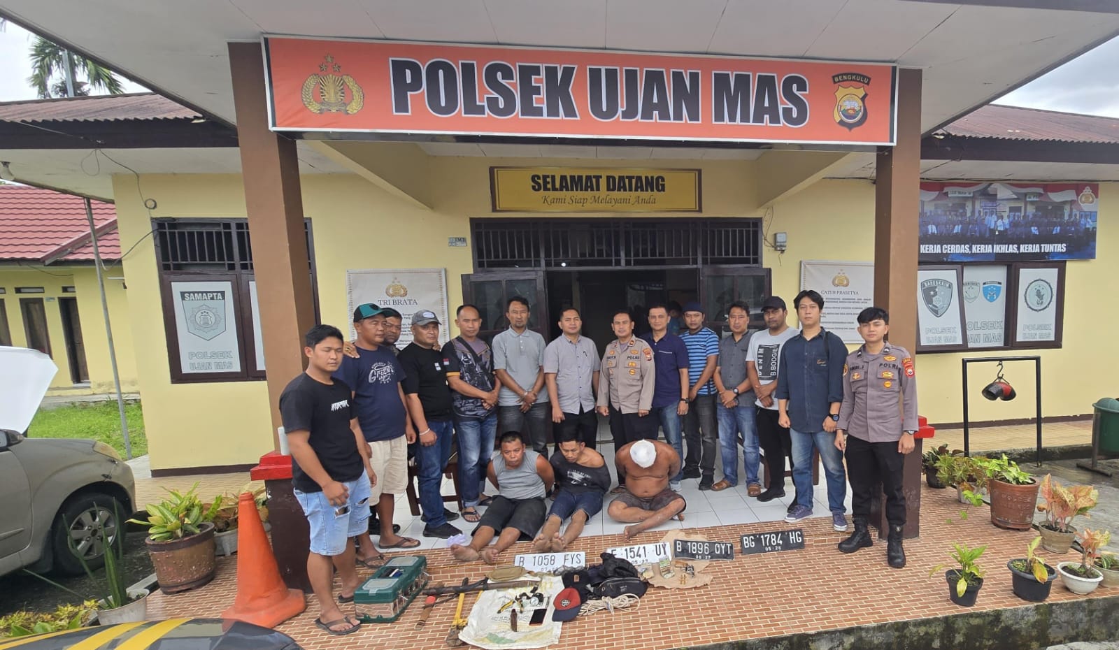 Dikepung Polisi dan Warga, Perampok Lompat dari Lantai Dua Toko dan Simpan Senpi Dalam Tandon Air 