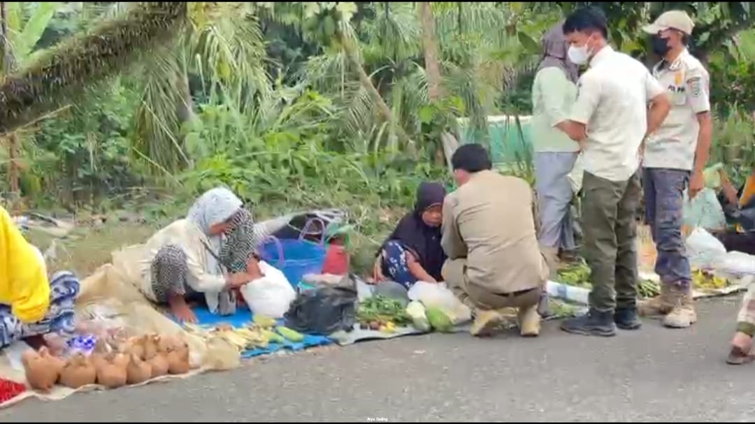 Satpol PP Seluma Tertibkan Pedagang Kaki Lima di Kawasan Alun-Alun Tais