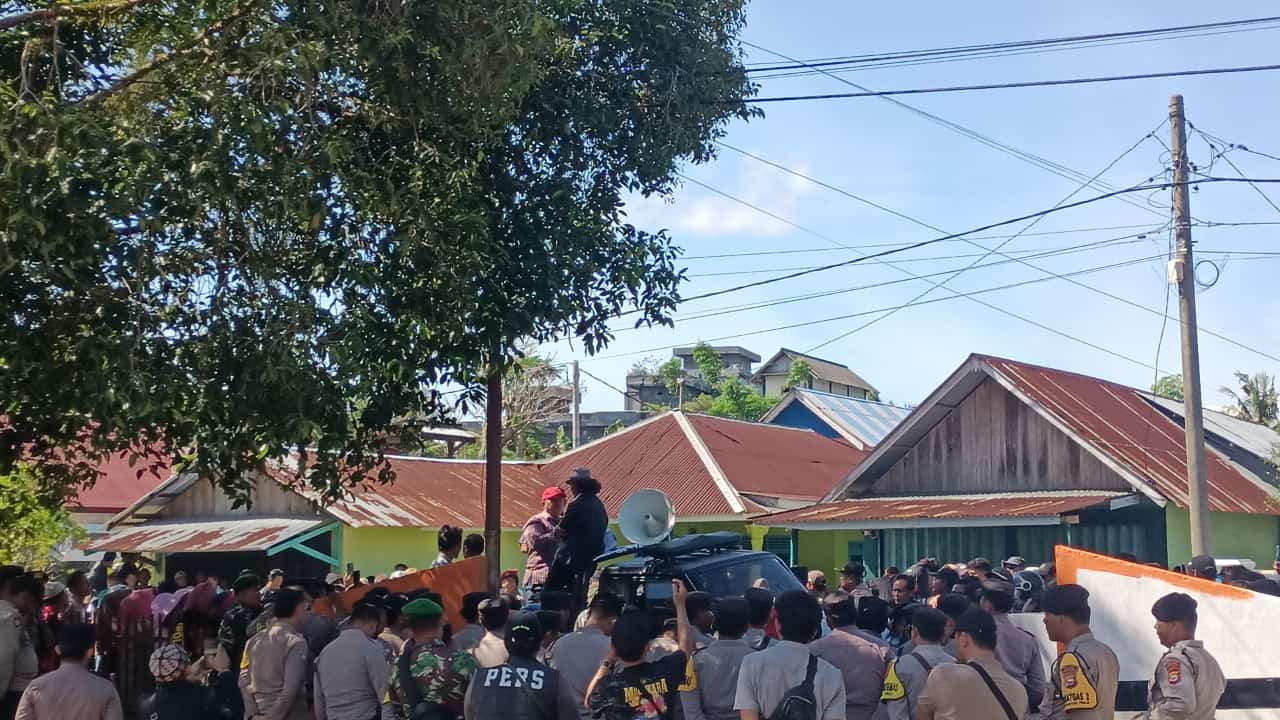 Demo di KPU Bengkulu Selatan, Massa Pendukung Reskan Effendi Minta Status TMS Dicabut 