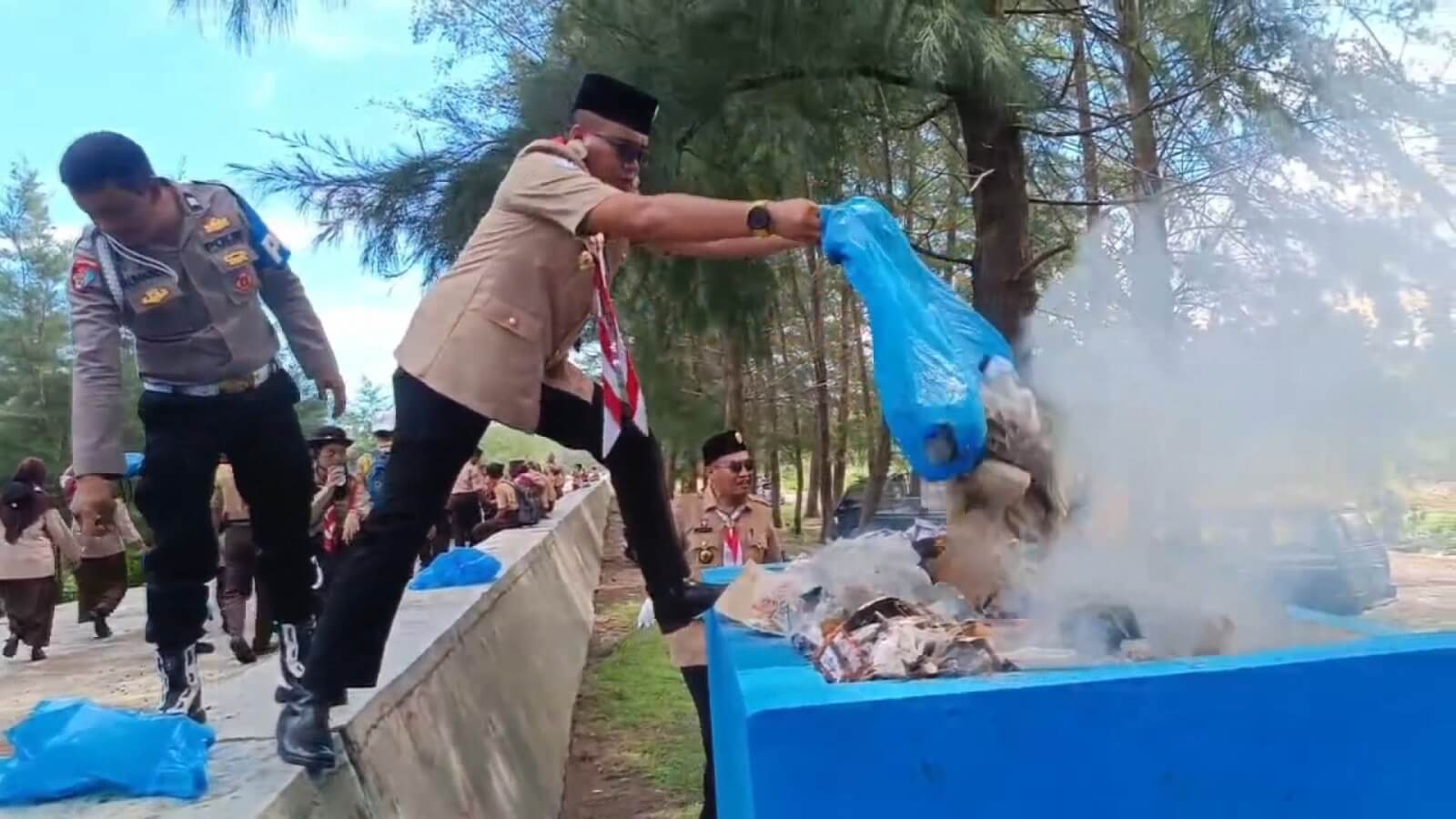 HUT Pramuka ke-64, Pramuka Kecamatan Ipuh Gelar Lomba Gerak Jalan dan Aksi Bersih Pantai