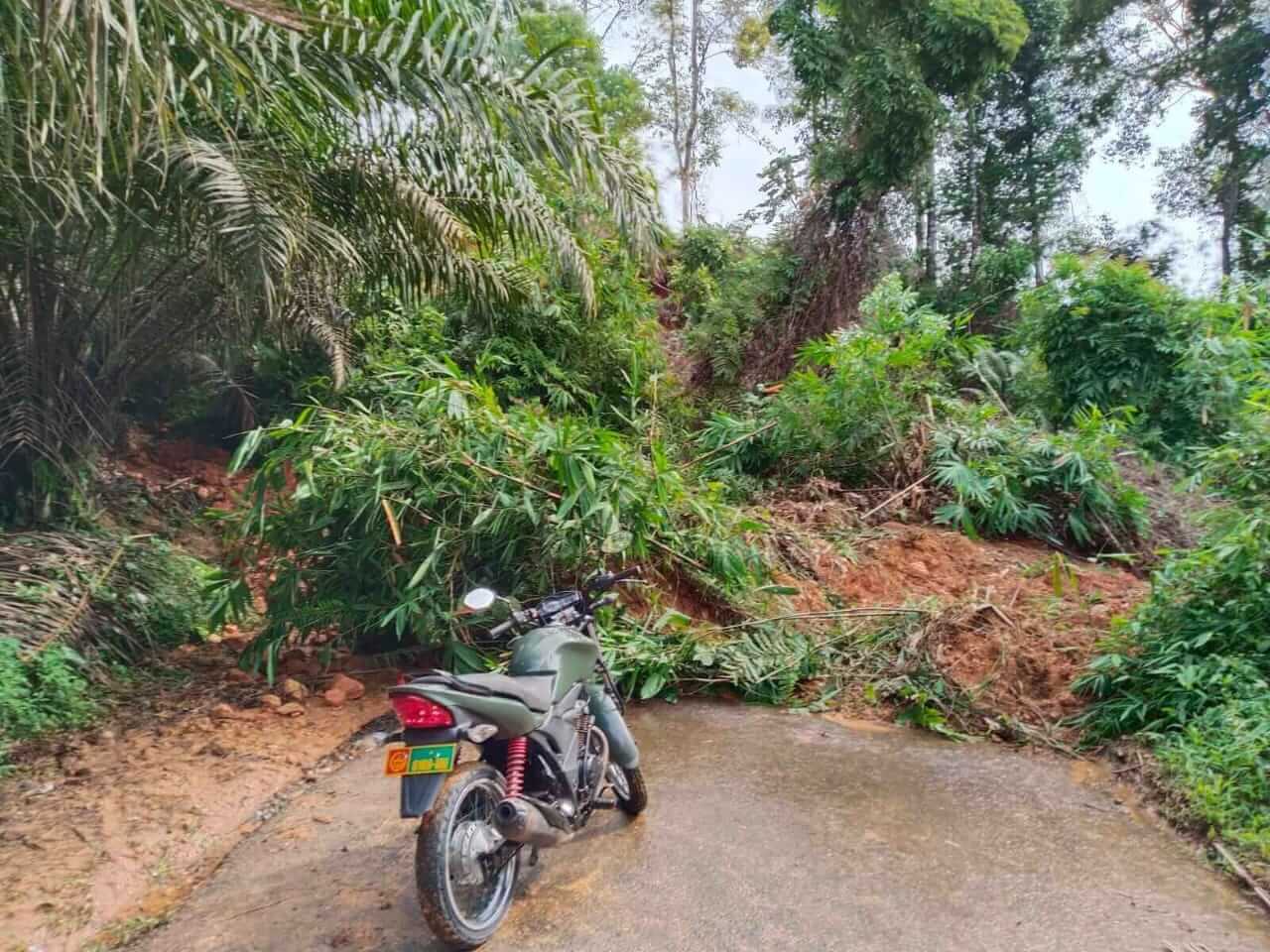 Wilayah Ulu Talo Lumpuh, Ada 4 Titik Material Longsor Menutup Badan Jalan