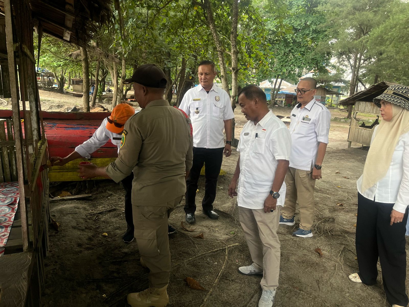 Deadline Pembongkaran Lapak di Pantai Panjang Habis, Pemkot Bengkulu Beri Tanda  X yang Akan Dibongkar Petugas