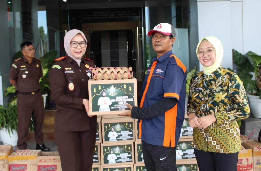 Kejaksaan Negeri Kepahiang Berbagi Berkah Ramadan, Puluhan Petugas Kebersihan Diberi Sembako
