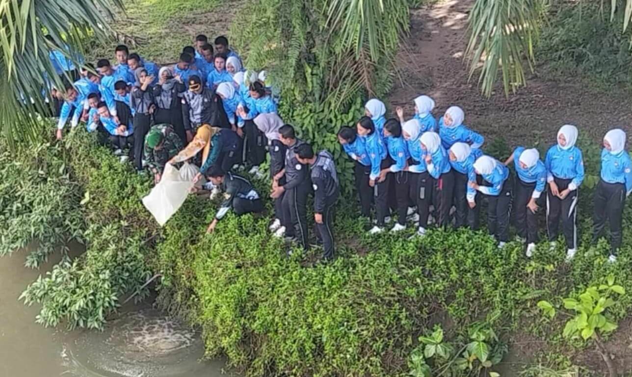 Calon Paskibraka Seluma Tebar 3.000 Ekor Benih Ikan Nila di objek Wisata Bendung Air Seluma
