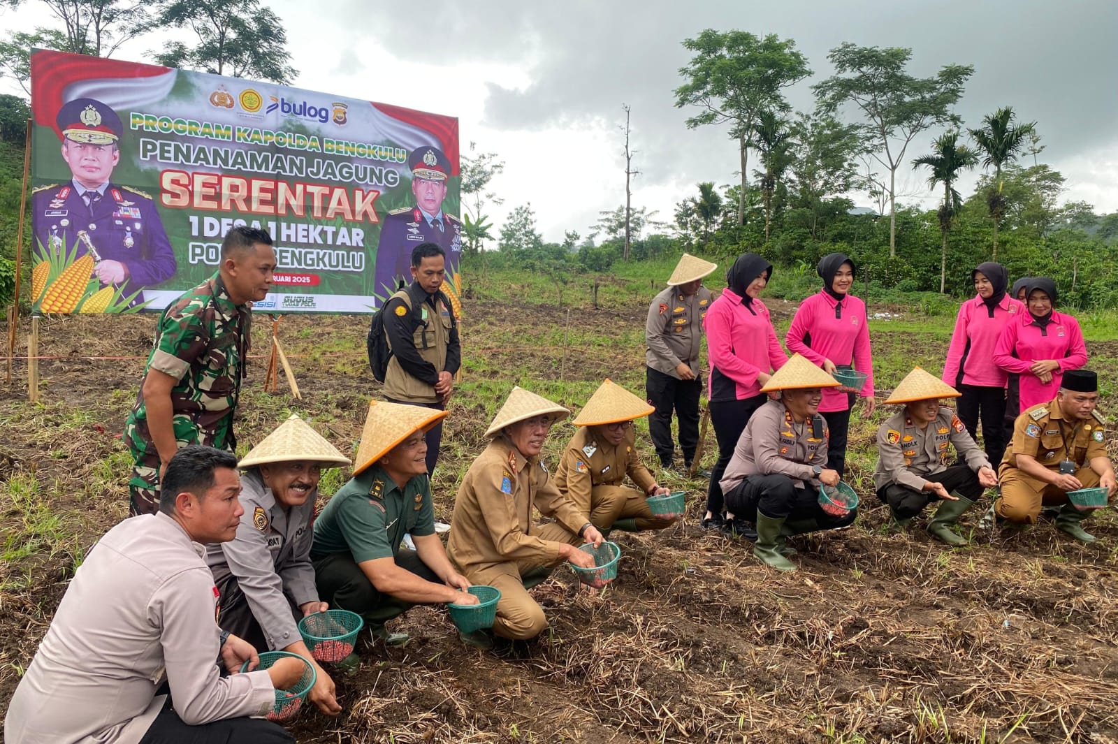 1 Desa 1 Hektar, Kapolres Kepahiang Ajak Wakil Bupati Tanam Jagung dan Sayur
