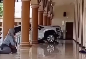 Detik-detik Mobil Mitsubishi Xpander Terbang ke Teras Masjid Jelang Shalat Jumat