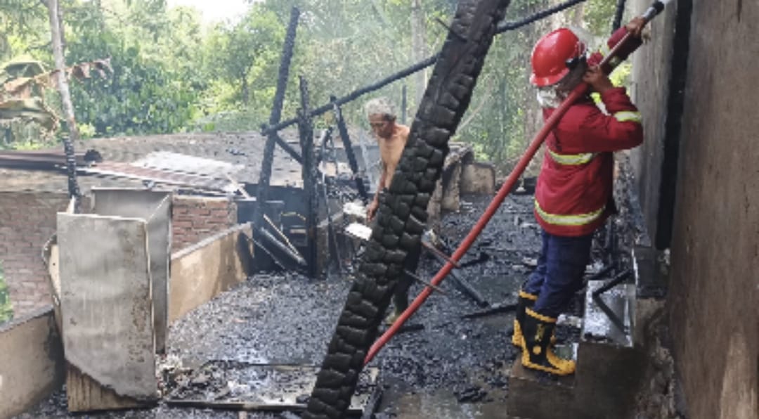 Satu Rumah di Desa Kuro Tidur Terbakar, Kerugian Ratusan Juta Rupiah