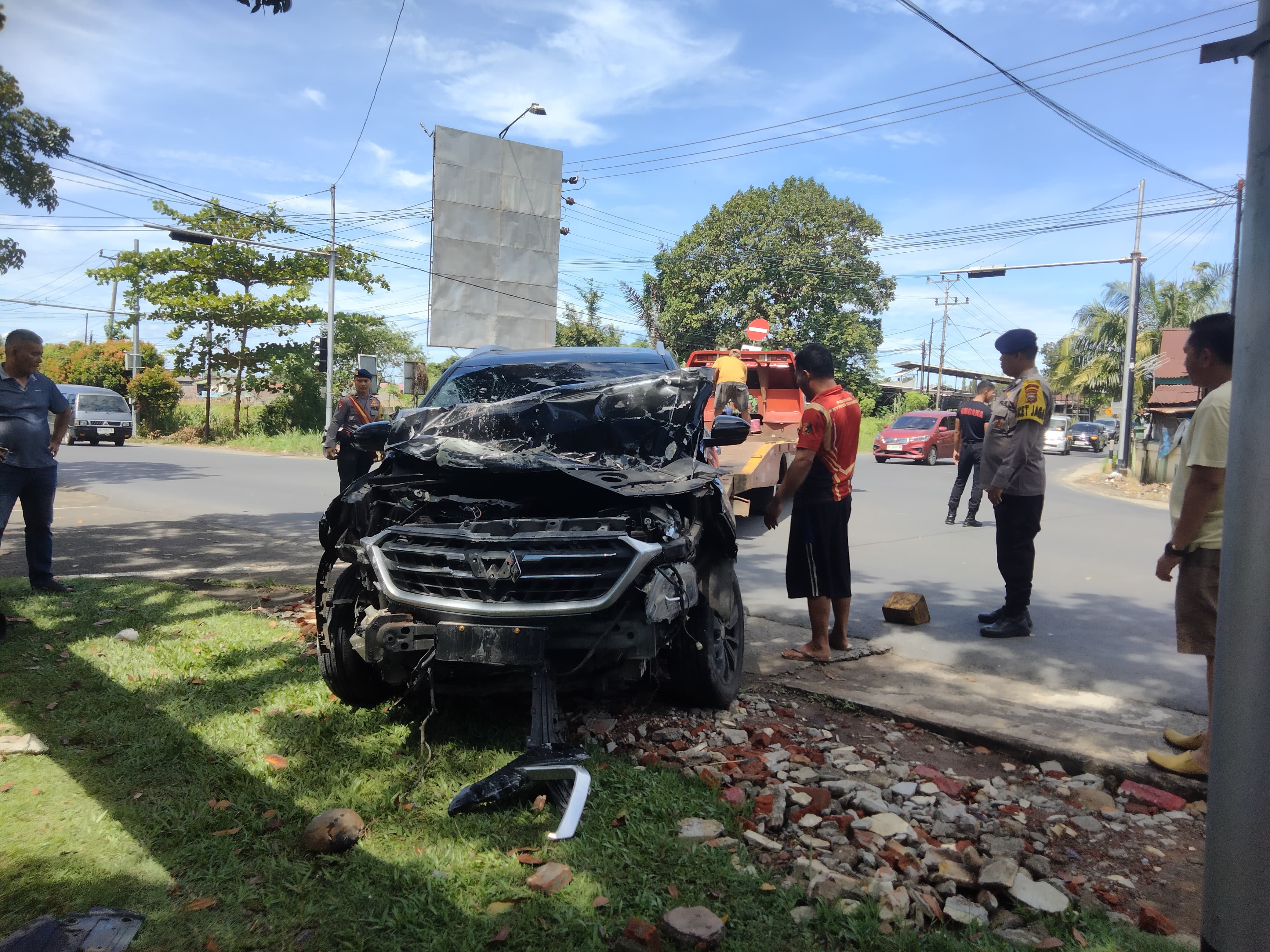 Hilang Kendali, Mobil Hantam Tembok Pagar Mako Brimob 