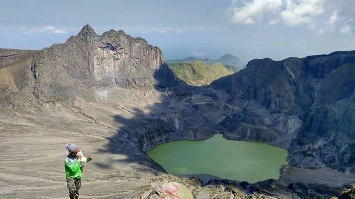10 Gunung di Indonesia dengan Cerita Mistis yang Bikin Merinding