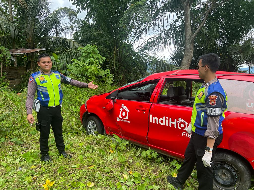 Mobil Indihome Pecah Ban Lalu Terbalik di Liku Sembilan