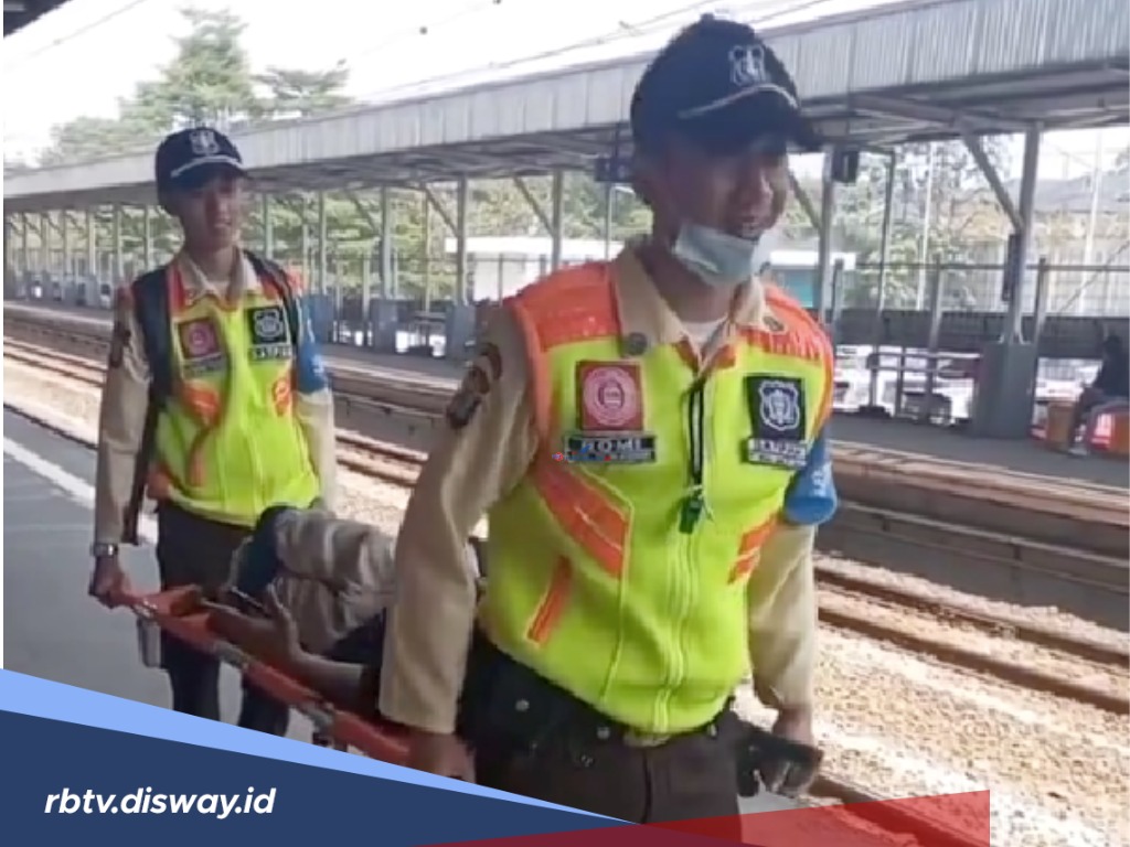 Salut! Satpam di Stasiun Ini Sigap Siapkan Tandu untuk Penumpang Disabilitas