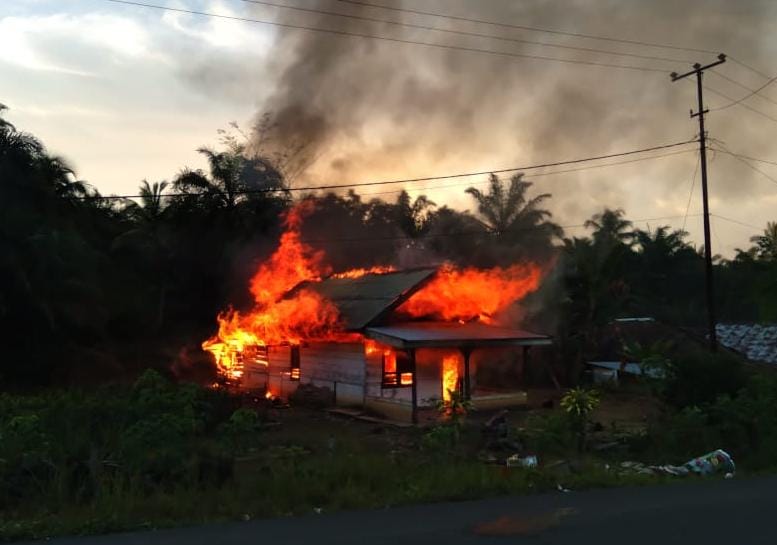 Masak Pakai Kayu Bakar, Rumah Lansia Ludes  Terbakar