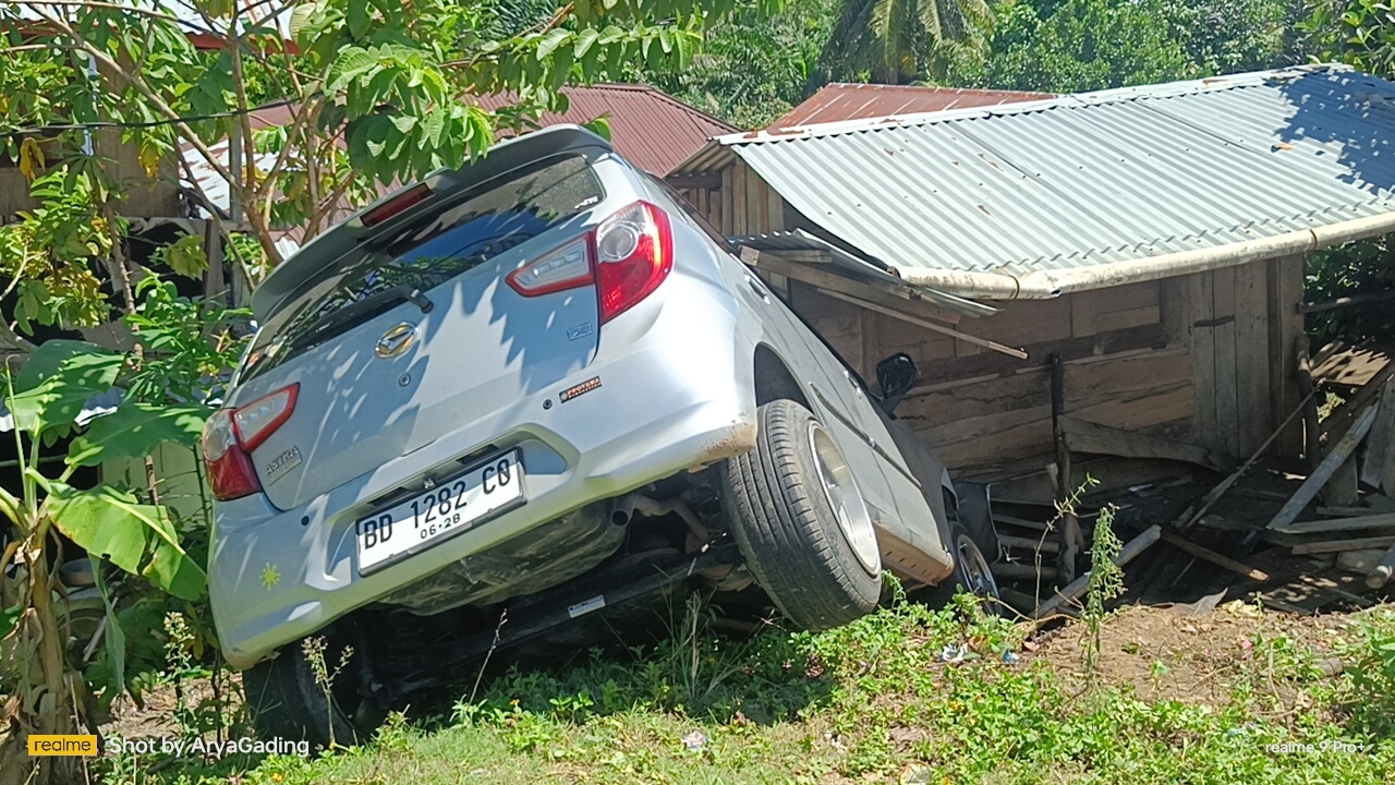 Berpapasan Fuso di Tikungan, Ayla Tabrak Pengendara Motor dan Warung Manisan