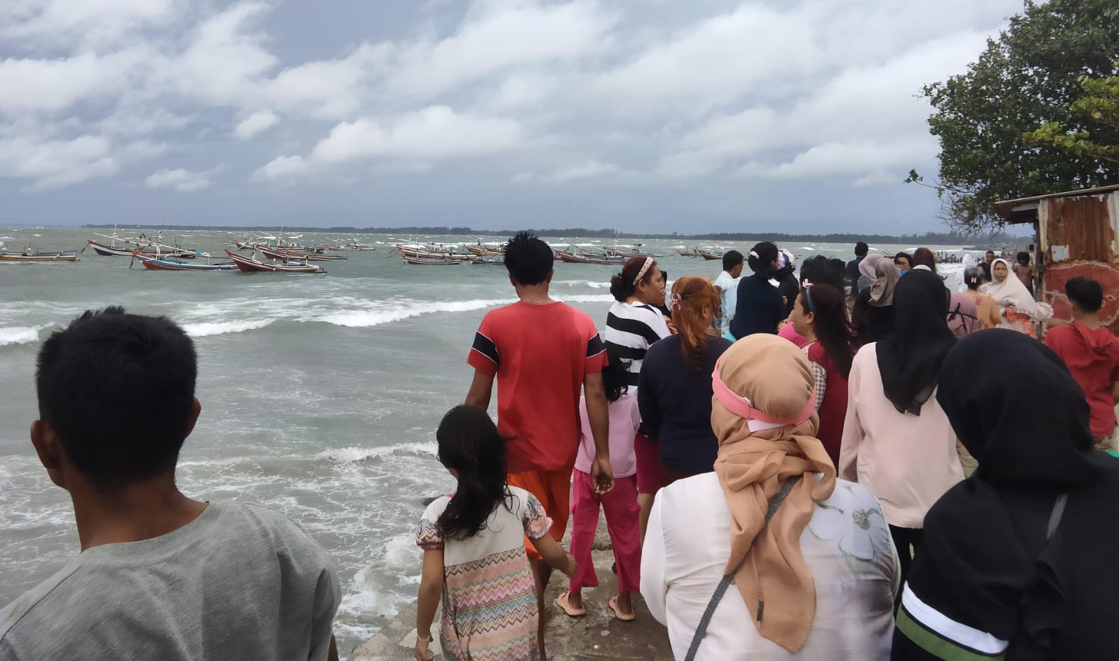 Kapal Pengangkut Wisatawan ke Pulau Tikus Bengkulu Tenggelam
