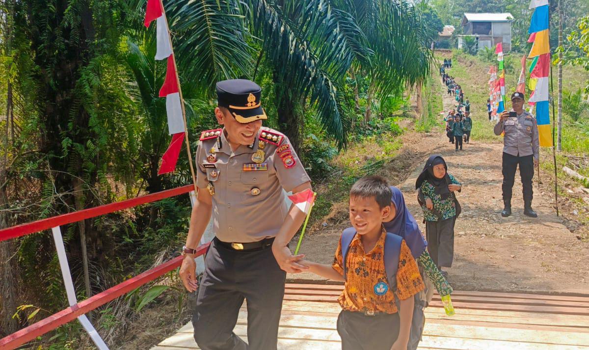 Kapolres Kaur Resmikan Jembatan Merah Putih Ke-5 di Pardasuka