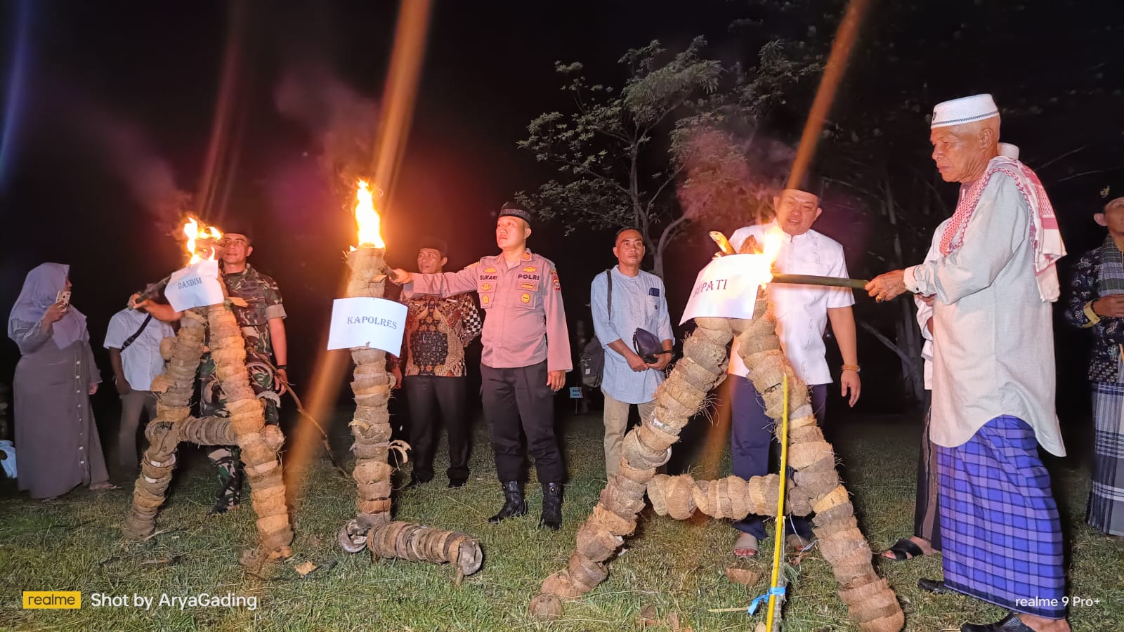 Kemeriahan Malam Nujuh Likur, Bupati Erwin Ikut Menyalakan Pelita