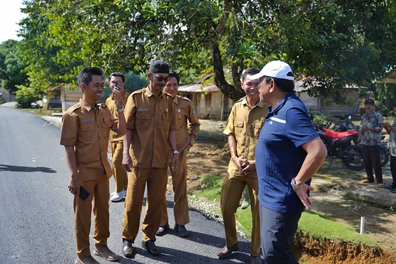 Wagub Mian Tinjau Progres Jalan di Marga Sakti Sebelat, Warga Gelar Syukuran