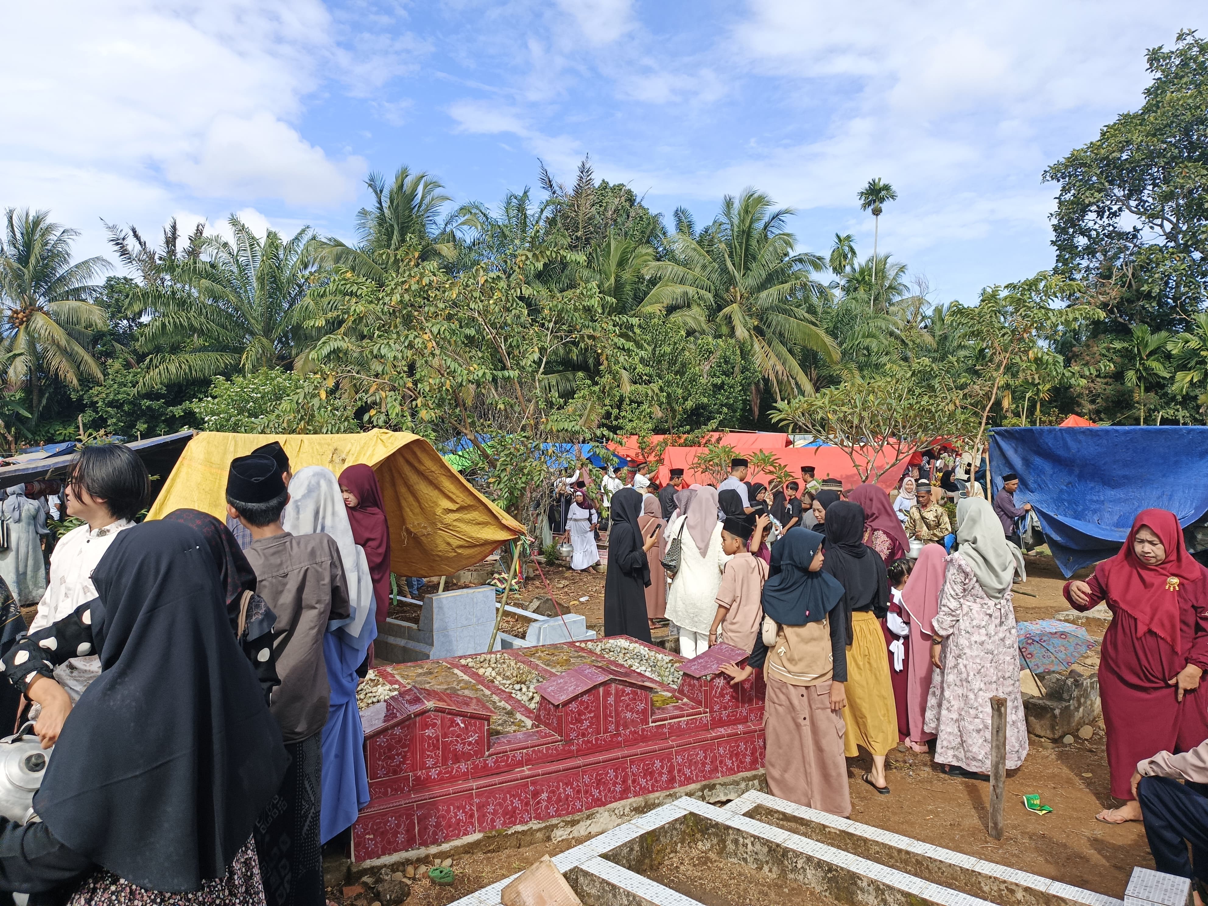 Membludak di Hari Kedua Lebaran, Tradisi Nyekar Massal Gunung Selan